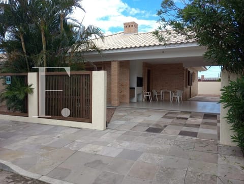 Casa com 127m², 3 dormitórios, 1 suíte, 2 vagas, no bairro Rainha do Mar em Xangri-Lá