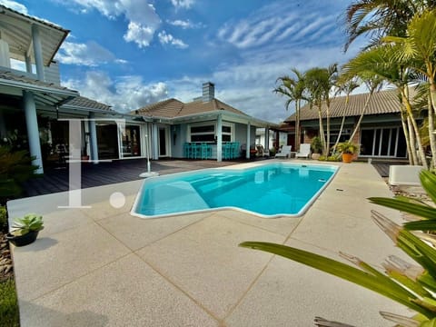 Casa com 445m², 6 dormitórios, 4 suítes, 4 vagas, no bairro Noiva do Mar em Xangri-Lá