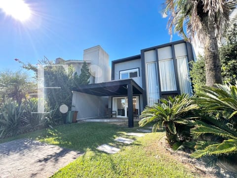 Sobrado com 184m², 3 dormitórios, 3 suítes, 2 vagas, Las Palmas em Xangri-Lá