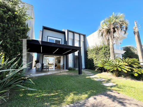 Sobrado com 184m², 3 dormitórios, 3 suítes, 2 vagas, Las Palmas em Xangri-Lá