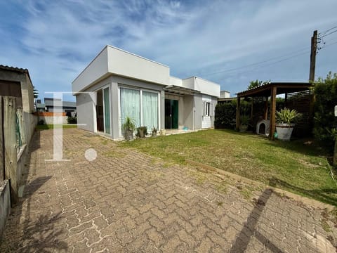 Casa com 68m², 2 dormitórios, 2 vagas, no bairro Noiva do Mar em Xangri-Lá