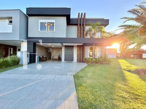 Sobrado com 335m², 3 dormitórios, 3 suítes, 2 vagas, Riviera em Xangri-Lá