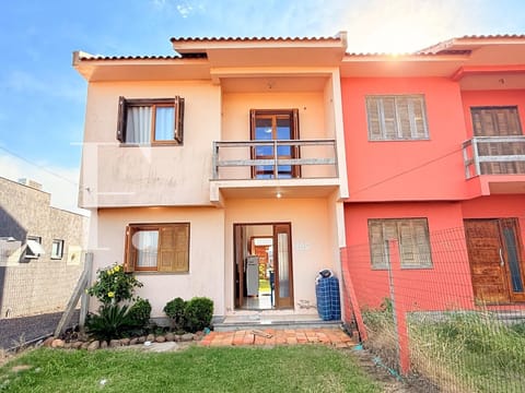 Duplex com 78m², 3 dormitórios, 2 vagas, no bairro Rainha do Mar em Xangri-Lá