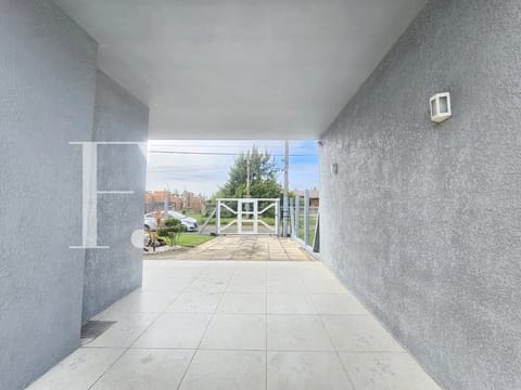 Casa com 100m², 2 dormitórios, 2 vagas, no bairro Arpoador em Xangri-Lá