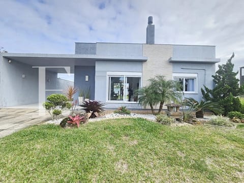 Casa com 100m², 2 dormitórios, 2 vagas, no bairro Arpoador em Xangri-Lá