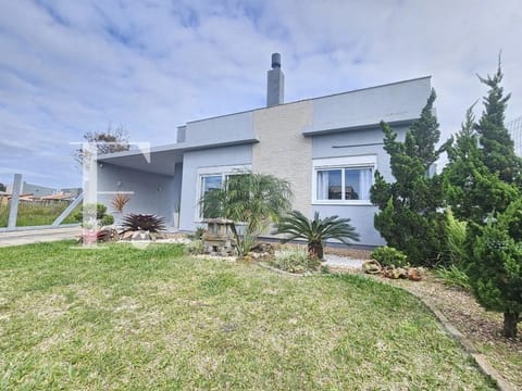 Casa com 100m², 2 dormitórios, 2 vagas, no bairro Arpoador em Xangri-Lá