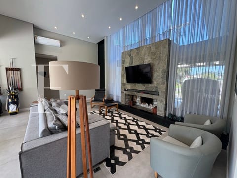 Casa com 170m², 3 dormitórios, 3 suítes, 2 vagas, Green Village Golf Club em Xangri-Lá