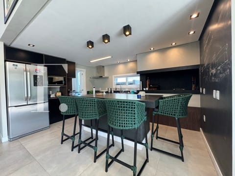 Casa com 170m², 3 dormitórios, 3 suítes, 2 vagas, Green Village Golf Club em Xangri-Lá