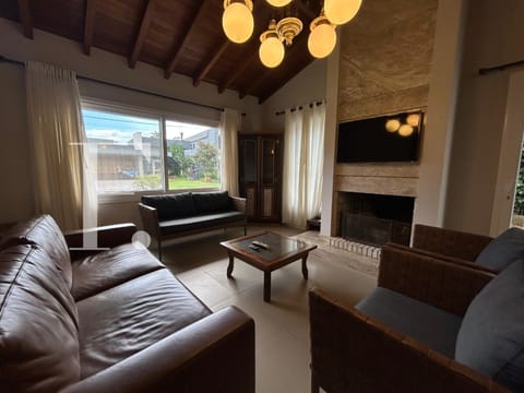 Casa Condomínio com 160m², 4 dormitórios, 1 suíte, 2 vagas, Ventura Club em Xangri-Lá