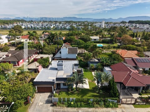 Casa com 184m², 4 dormitórios, 2 suítes, 2 vagas, no bairro Atlântida em Xangri-Lá