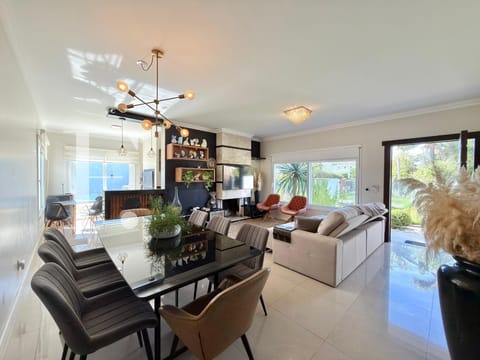 Casa com 184m², 4 dormitórios, 2 suítes, 2 vagas, no bairro Atlântida em Xangri-Lá