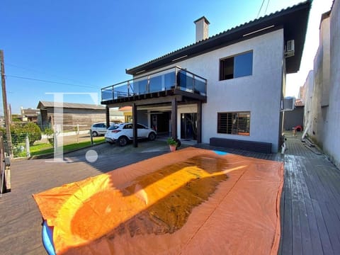 Casa com 188m², 3 dormitórios, 2 vagas, no bairro Centro em Xangri-Lá