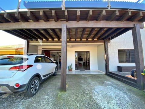 Casa com 188m², 3 dormitórios, 2 vagas, no bairro Centro em Xangri-Lá