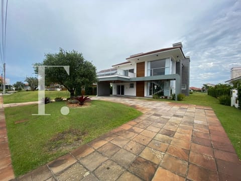 Sobrado com 377m², 5 dormitórios, 5 suítes, 2 vagas, Green Village Golf Club em Xangri-Lá