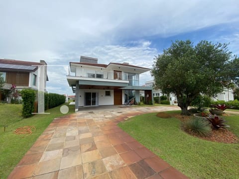 Sobrado com 377m², 5 dormitórios, 5 suítes, 2 vagas, Green Village Golf Club em Xangri-Lá