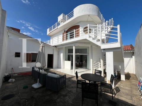 Casa com 231m², 5 dormitórios, 4 suítes, 2 vagas, no bairro Rainha do Mar em Xangri-Lá