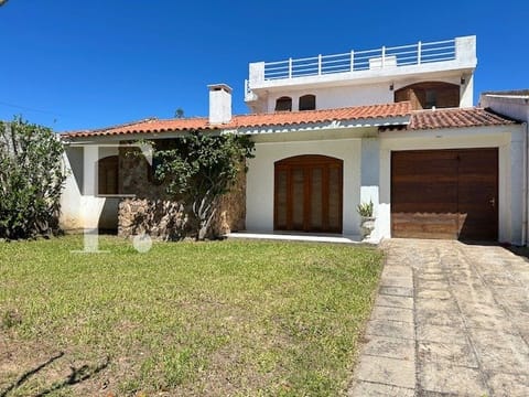 Casa com 231m², 5 dormitórios, 4 suítes, 2 vagas, no bairro Rainha do Mar em Xangri-Lá