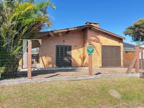 Casa com 79m², 2 dormitórios, 1 vaga, no bairro Rainha do Mar em Xangri-Lá
