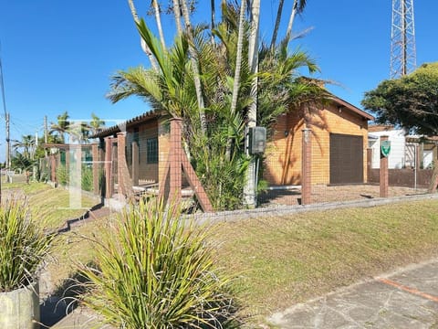 Casa com 79m², 2 dormitórios, 1 vaga, no bairro Rainha do Mar em Xangri-Lá