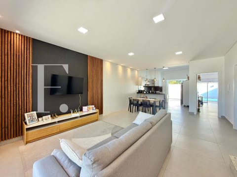 Casa com 196m², 4 dormitórios, 2 suítes, 2 vagas, no bairro Centro em Xangri-Lá
