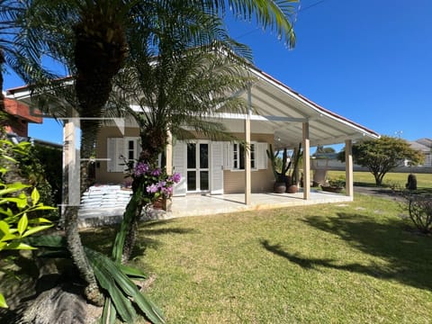 Casa com 133m², 3 dormitórios, 1 suíte, no bairro Atlântida em Xangri-Lá