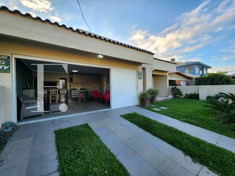 Casa com 171m², 4 dormitórios, 1 suíte, 1 vaga, no bairro Centro em Xangri-Lá
