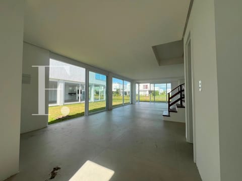 Sobrado com 141m², 3 dormitórios, 3 suítes, 1 vaga, One Atlântida Houses em Xangri-Lá