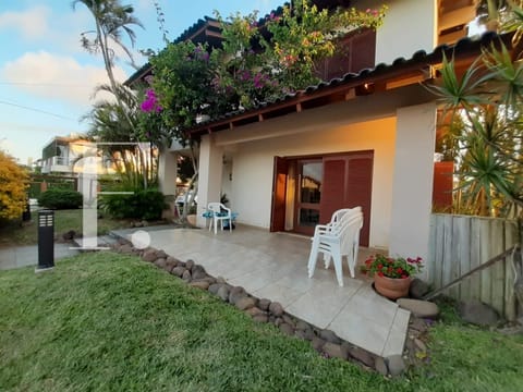 Casa com 353m², 4 dormitórios, 2 suítes, 2 vagas, no bairro Centro em Xangri-Lá