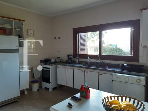 Casa com 353m², 4 dormitórios, 2 suítes, 2 vagas, no bairro Centro em Xangri-Lá