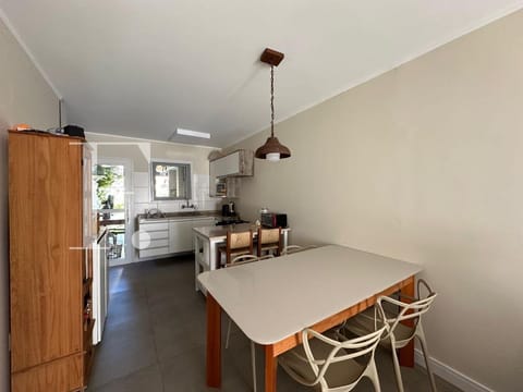 Casa Condomínio com 70m², 3 dormitórios, 1 suíte, 2 vagas, Casa Hermosa em Xangri-Lá