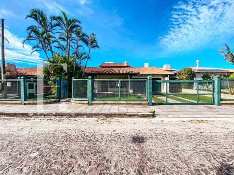 Casa com 246m², 5 dormitórios, 2 suítes, 2 vagas, no bairro Atlântida em Xangri-Lá