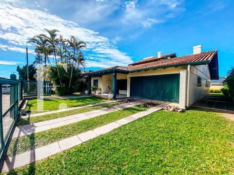 Casa com 246m², 5 dormitórios, 2 suítes, 2 vagas, no bairro Atlântida em Xangri-Lá