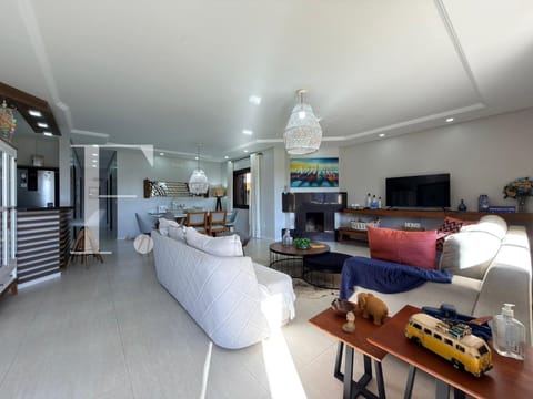 Casa com 180m², 3 dormitórios, 2 suítes, 2 vagas, no bairro Noiva do Mar em Xangri-Lá
