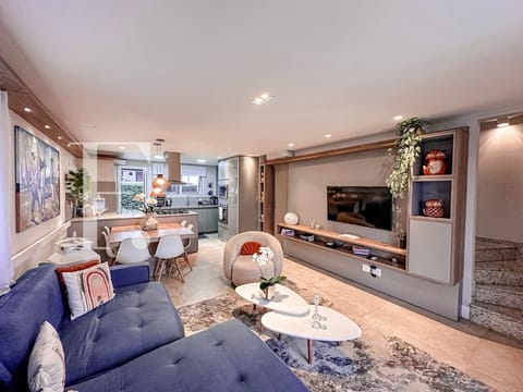 Sobrado com 101m², 3 dormitórios, 1 suíte, 2 vagas, Pateo Marbella em Xangri-Lá