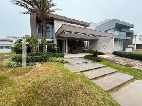 Sobrado com 200m², 5 dormitórios, 5 suítes, 2 vagas, Atlântico Villas Club em Atlântida Sul