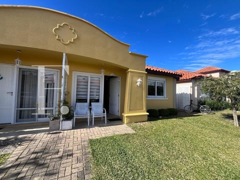 Casa Condomínio com 71m², 3 dormitórios, 1 suíte, 2 vagas, Casa Hermosa em Xangri-Lá