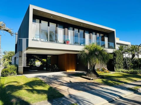 Sobrado com 263m², 4 dormitórios, 4 suítes, 2 vagas, Porto Coronado em Xangri-Lá