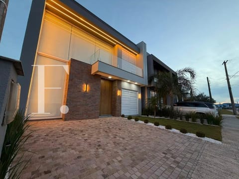 Casa com 147m², 3 dormitórios, 3 suítes, 2 vagas, Santorini em Xangri-Lá