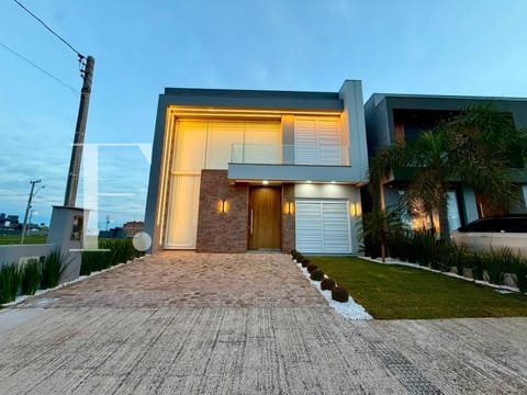 Casa com 147m², 3 dormitórios, 3 suítes, 2 vagas, Santorini em Xangri-Lá