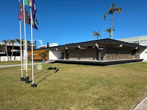 Casa com 590m², 5 dormitórios, 5 suítes, 4 vagas, no bairro Atlântida em Xangri-Lá