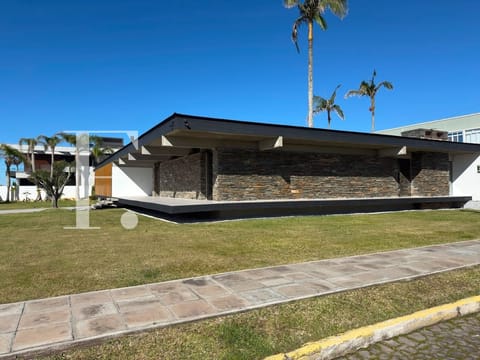 Casa com 590m², 5 dormitórios, 5 suítes, 4 vagas, no bairro Atlântida em Xangri-Lá
