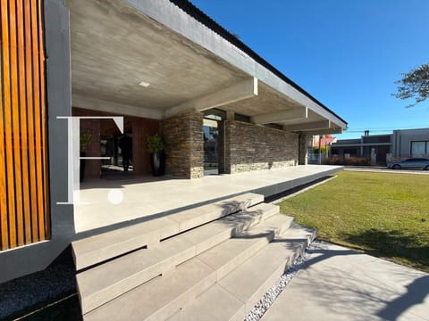 Casa com 590m², 5 dormitórios, 5 suítes, 4 vagas, no bairro Atlântida em Xangri-Lá