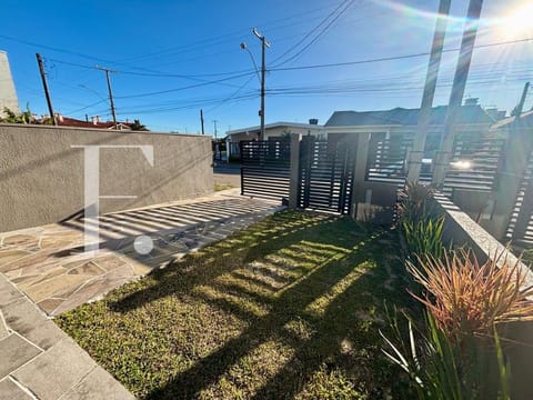 Casa com 146m², 3 dormitórios, 1 suíte, 2 vagas, no bairro Centro em Xangri-Lá