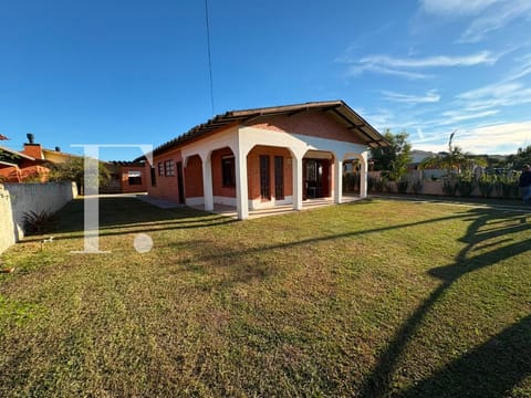 Casa com 182m², 5 dormitórios, 1 suíte, 2 vagas, no bairro Centro em Xangri-Lá