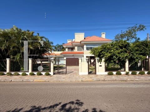Casa com 150m², 4 dormitórios, 2 suítes, 2 vagas, no bairro Centro em Xangri-Lá