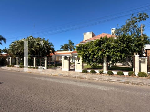 Casa com 150m², 4 dormitórios, 2 suítes, 2 vagas, no bairro Centro em Xangri-Lá