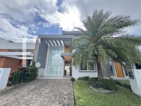 Sobrado com 229m², 5 dormitórios, 5 suítes, 2 vagas, Blue em Xangri-Lá