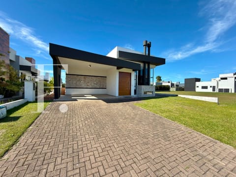 Casa Condomínio com 160m², 3 dormitórios, 3 suítes, 2 vagas, Dubai Resort em Capão da Canoa
