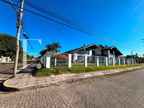 Casa com 445m², 7 dormitórios, 7 suítes, 4 vagas, no bairro Centro em Xangri-Lá
