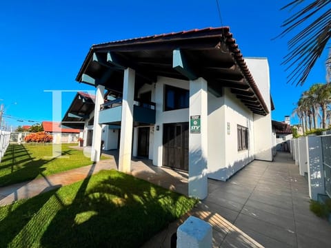 Casa com 445m², 7 dormitórios, 7 suítes, 4 vagas, no bairro Centro em Xangri-Lá